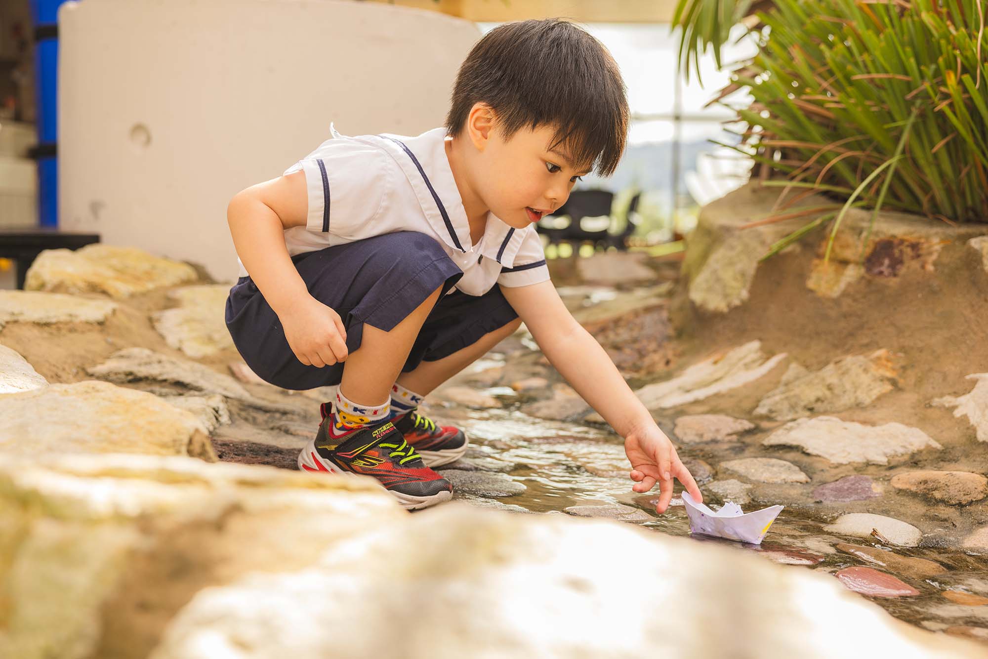 Tzu Chi outdoor exploration, paper boat water on water